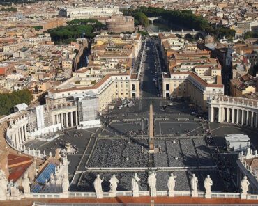 “Miserando atque eligendo” (Stemma papale di papa Francesco) “Guardando con amore e scegliendo”